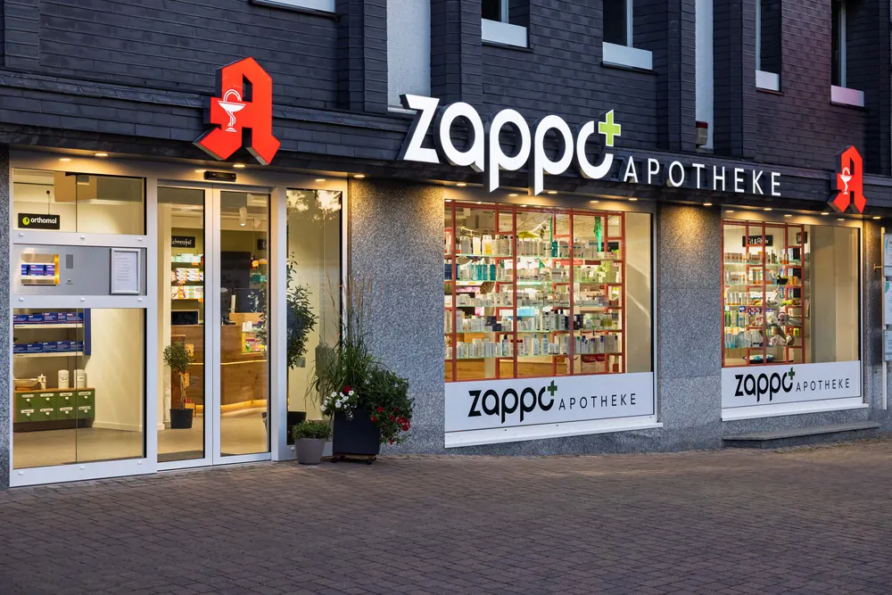 Apotheke 1 – Innenarchitektur einer neu gestalteten Apotheke: Verkaufsraum, Eingang