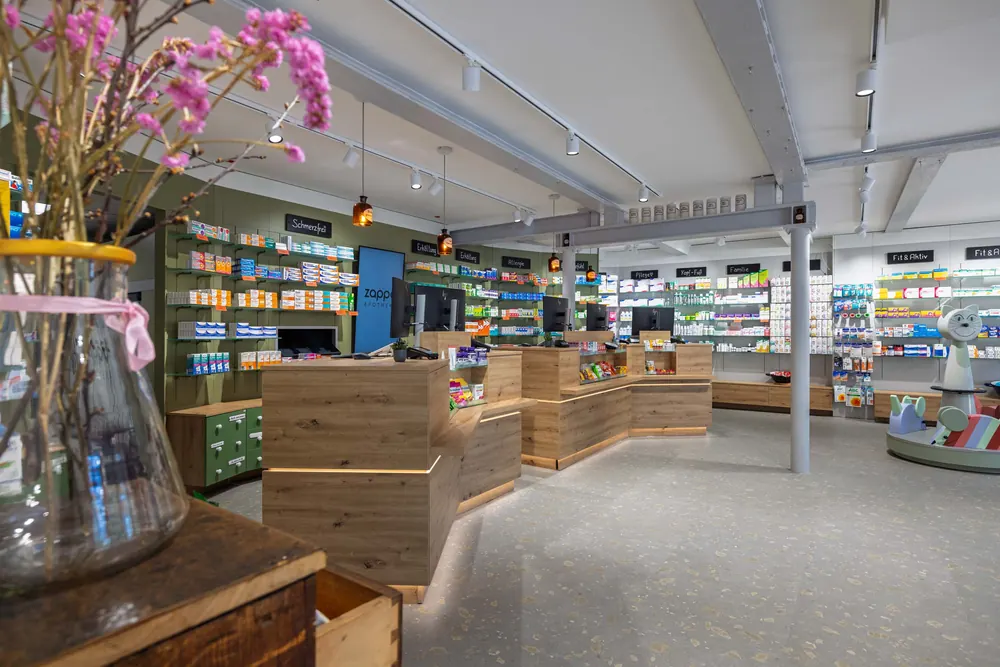 Apotheke 2 – Innenarchitektur einer neu gestalteten Apotheke: Verkaufsraum, Eingang