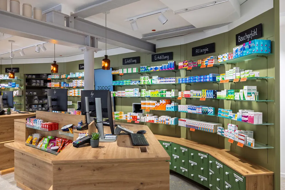 Apotheke – Innenarchitektur einer neu gestalteten Apotheke: Verkaufsraum, Eingang, Labor un