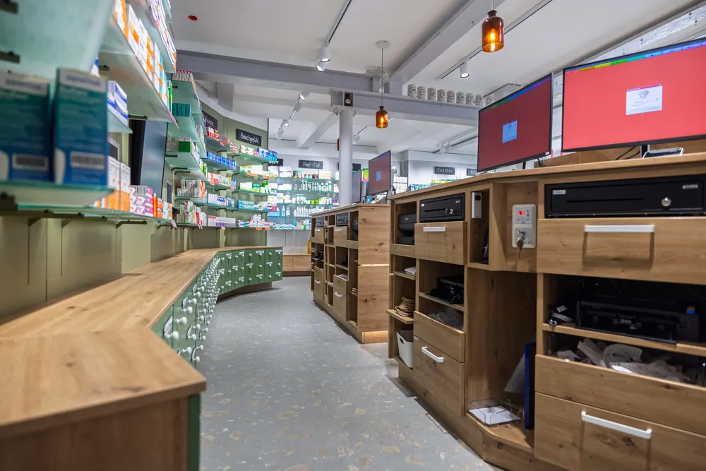 Apotheke 4 – Innenarchitektur einer neu gestalteten Apotheke: Verkaufsraum, Eingang