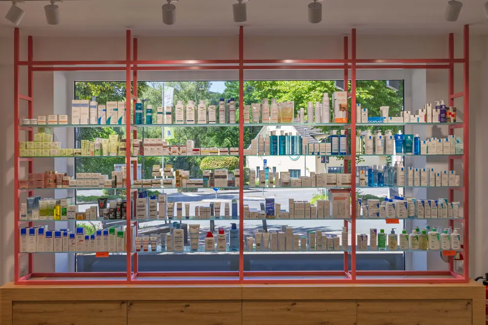 Apotheke 5 – Innenarchitektur einer neu gestalteten Apotheke: Verkaufsraum, Eingang