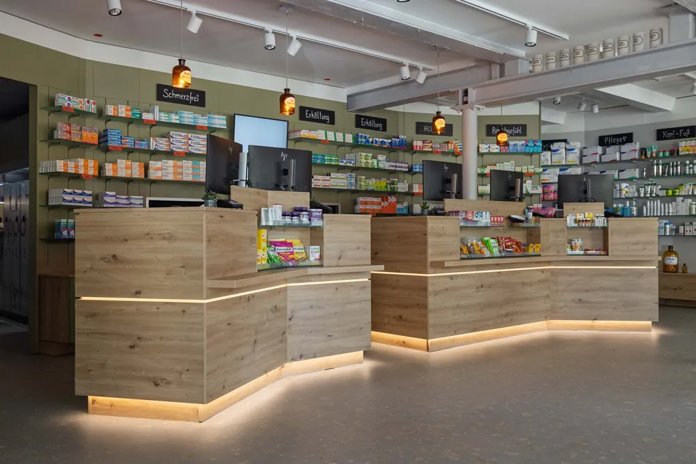 Apotheke 6 – Innenarchitektur einer neu gestalteten Apotheke: Verkaufsraum, Eingang