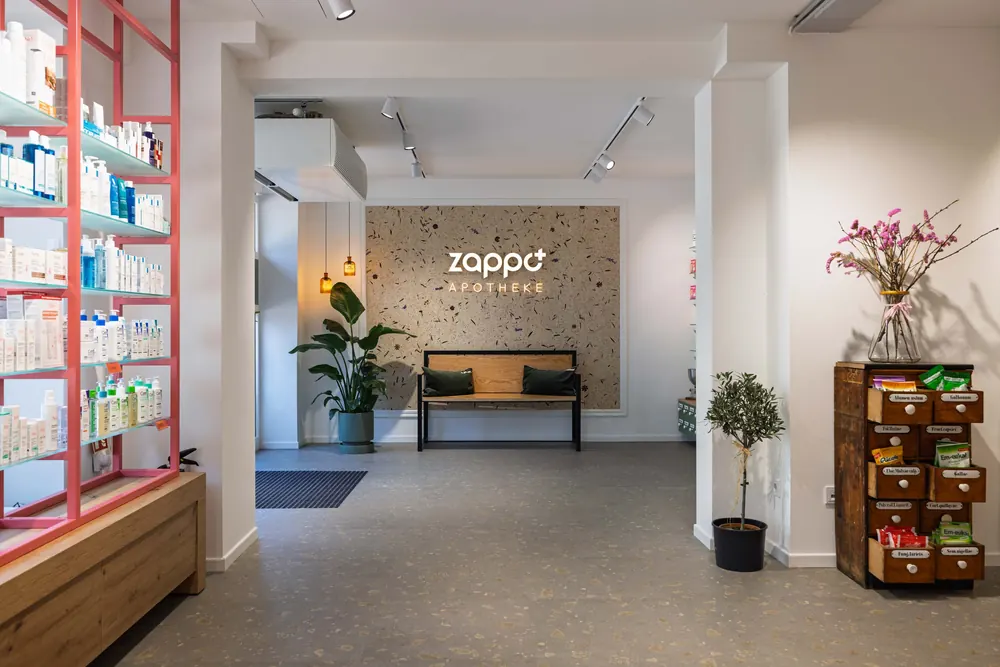 Apotheke 8 – Innenarchitektur einer neu gestalteten Apotheke: Verkaufsraum, Eingang