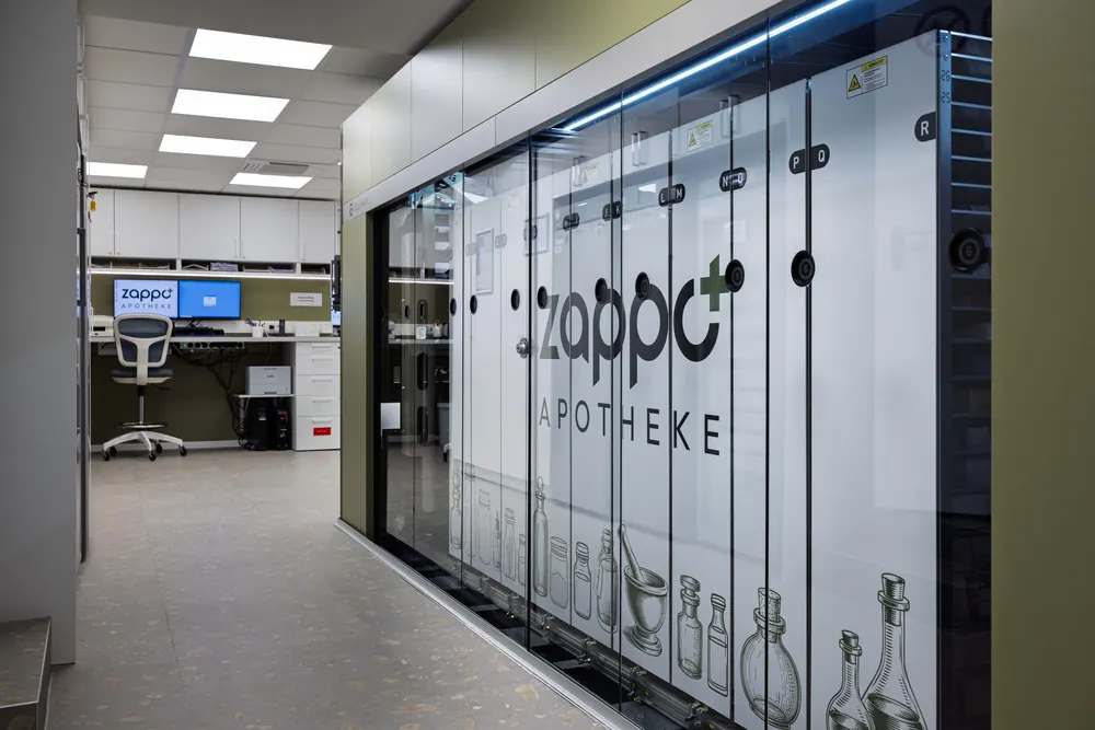 Apotheke 10 – Innenarchitektur einer neu gestalteten Apotheke: Verkaufsraum, Eingang