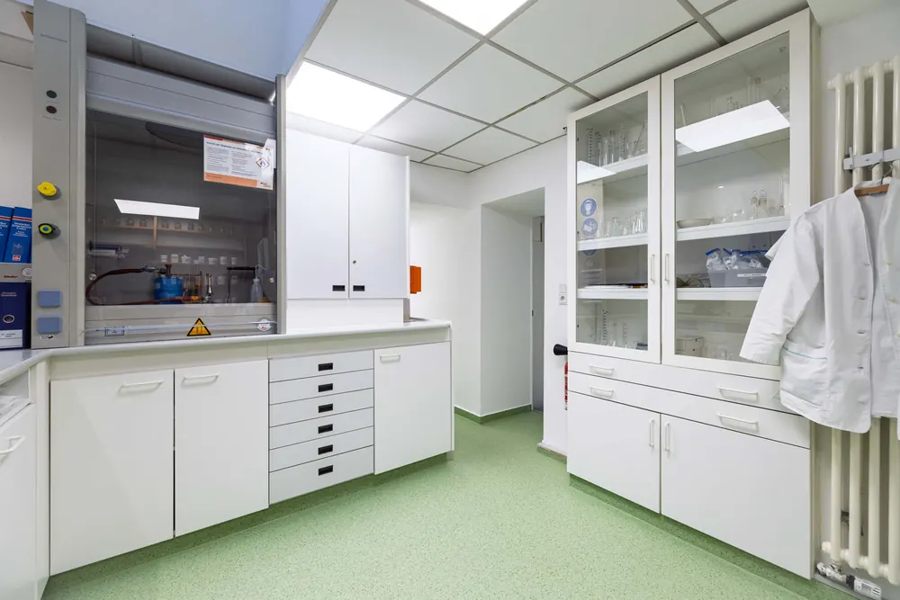 Apotheke 11 – Innenarchitektur einer neu gestalteten Apotheke: Verkaufsraum, Eingang