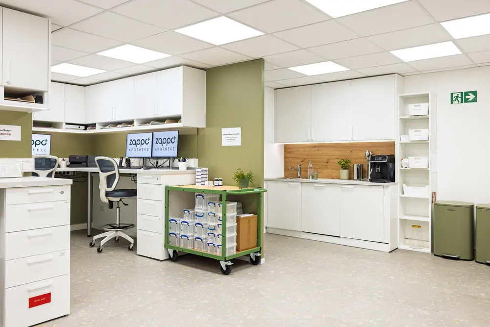 Apotheke 12 – Innenarchitektur einer neu gestalteten Apotheke: Verkaufsraum, Eingang