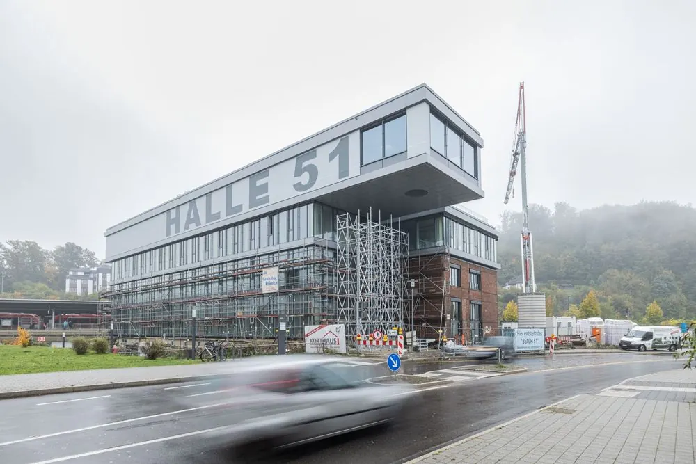 Baustelle – Baudokumentation eines Gewerbegebäudes: Rohbau, Innenausbau und Fassade.