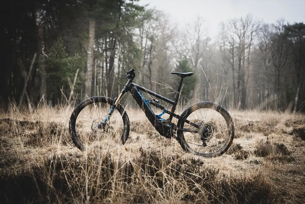 E-MTB 2 – Produktfotografie für ein E-Mountainbike im Wald: Gesamtansichten und 