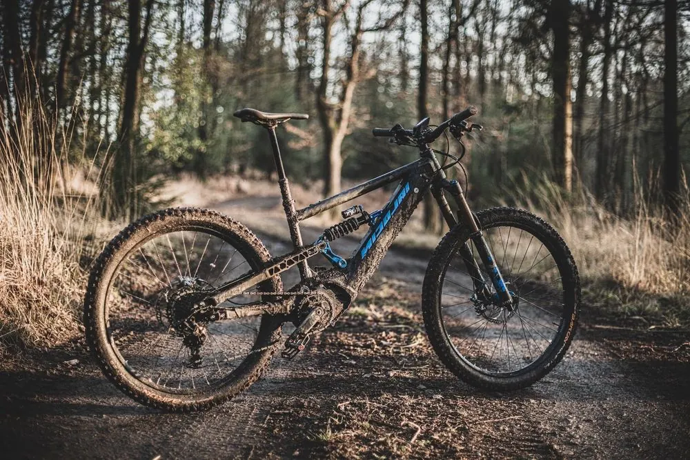 E-MTB 3 – Produktfotografie für ein E-Mountainbike im Wald: Gesamtansichten und 
