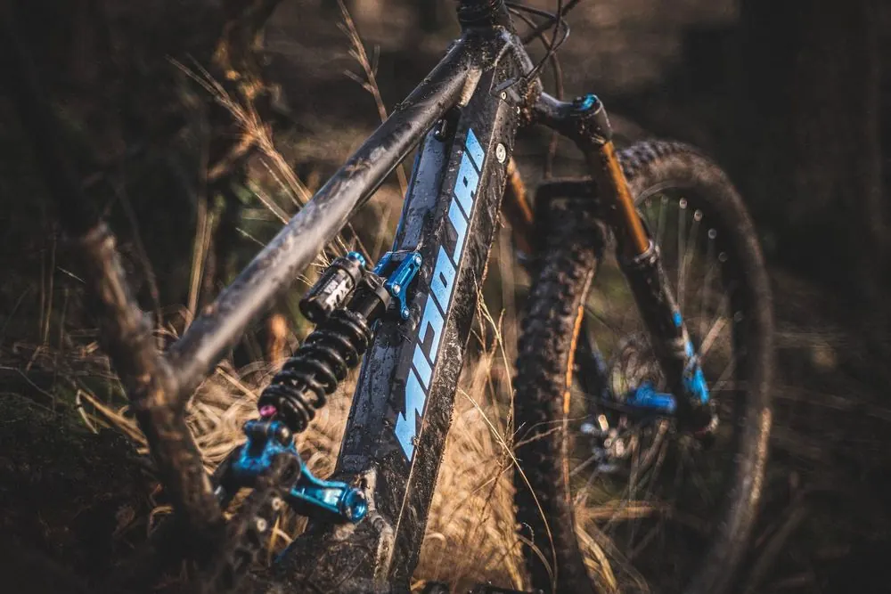 E-MTB 4 – Produktfotografie für ein E-Mountainbike im Wald: Gesamtansichten und 