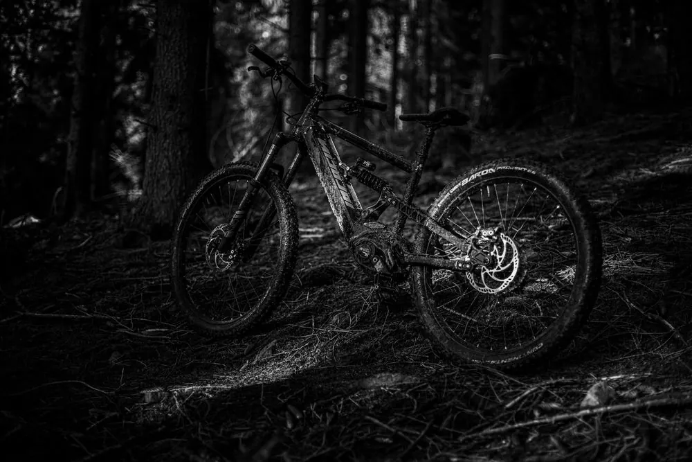 E-MTB 5 – Produktfotografie für ein E-Mountainbike im Wald: Gesamtansichten und 