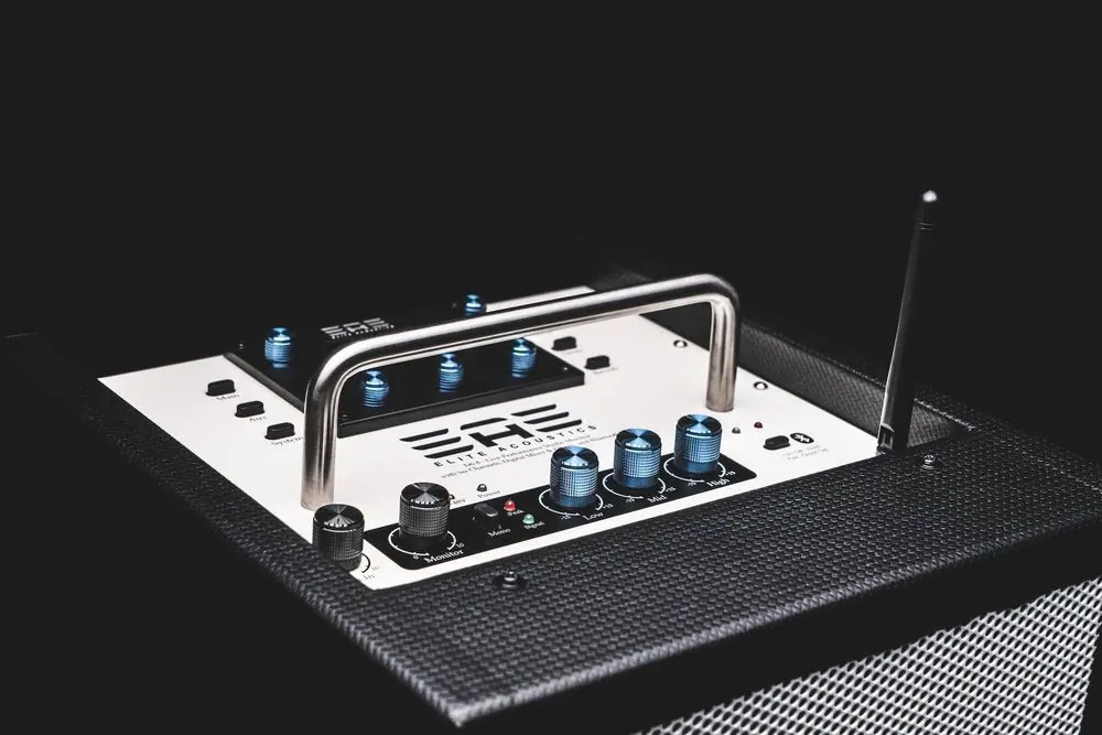 Elite Acoustics 12 – Produkt- und Lifestylefotografie für Akustik-Verstärker: Details, Stud