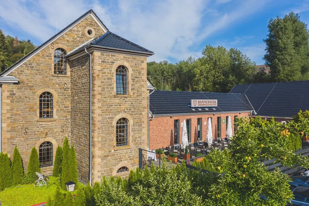 Eventlocation – Historische Eventlocation: Bruchsteinfassade bei Nacht, Festsaal, Bar und Lichts