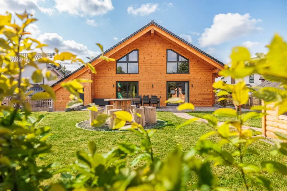 Ferienhaus – Ferienhaus in Holzbauweise: Außenansicht, Wohnbereich mit Galerie, Schlafzimmer 