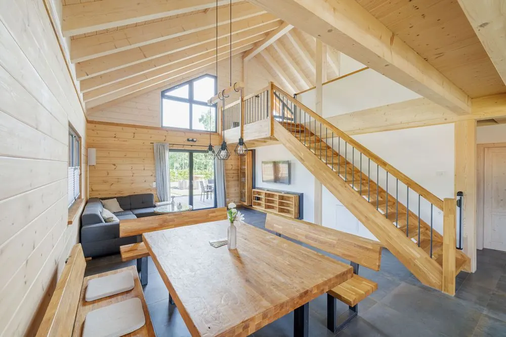 Ferienhaus 3 – Ferienhaus in Holzbauweise: Außenansicht, Wohnbereich mit Galerie, Sch