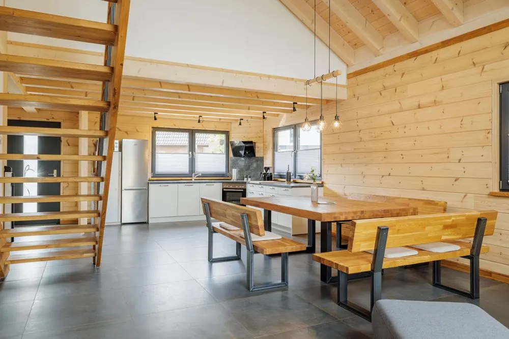 Ferienhaus 7 – Ferienhaus in Holzbauweise: Außenansicht, Wohnbereich mit Galerie, Sch