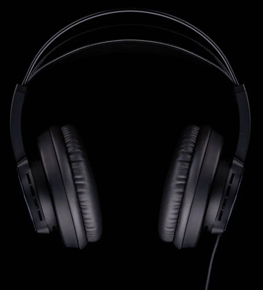 Headphones 2 – Produktfotografie für Studiokopfhörer auf Schwarz und Grau.