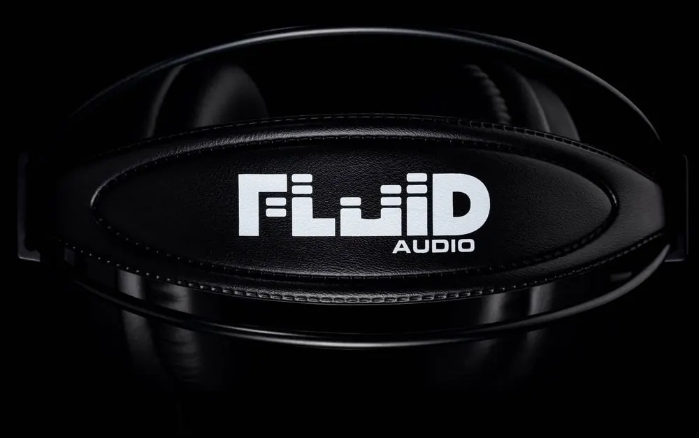 Headphones 3 – Produktfotografie für Studiokopfhörer auf Schwarz und Grau.