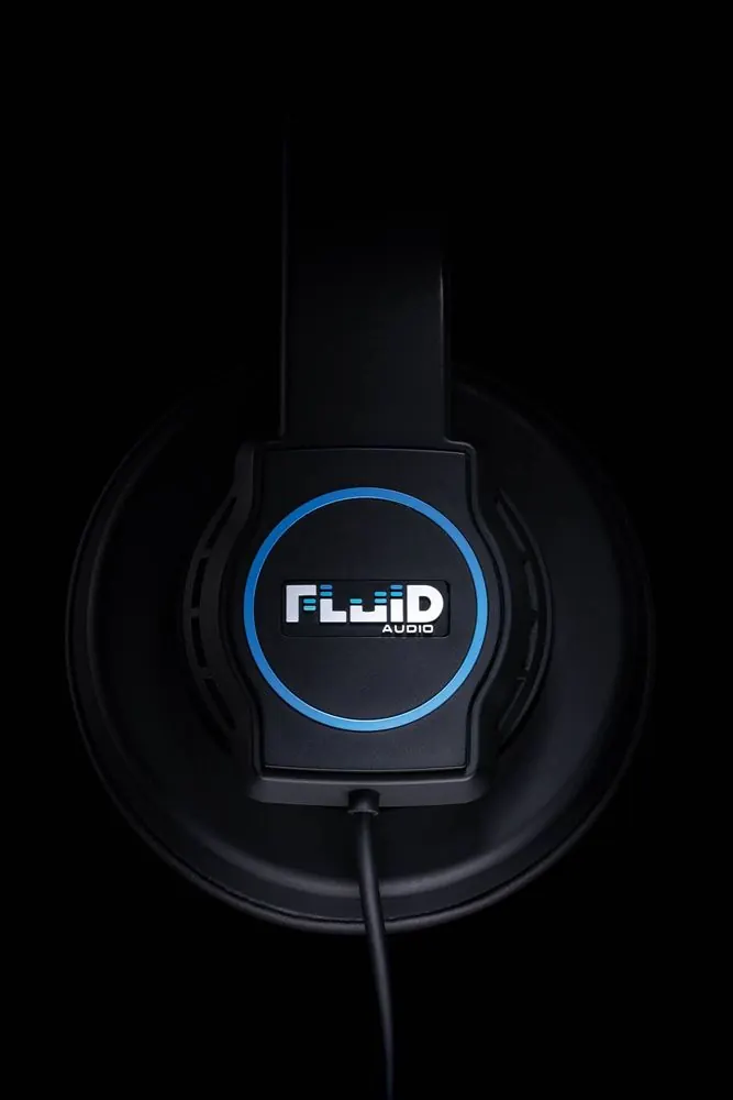 Headphones 4 – Produktfotografie für Studiokopfhörer auf Schwarz und Grau.