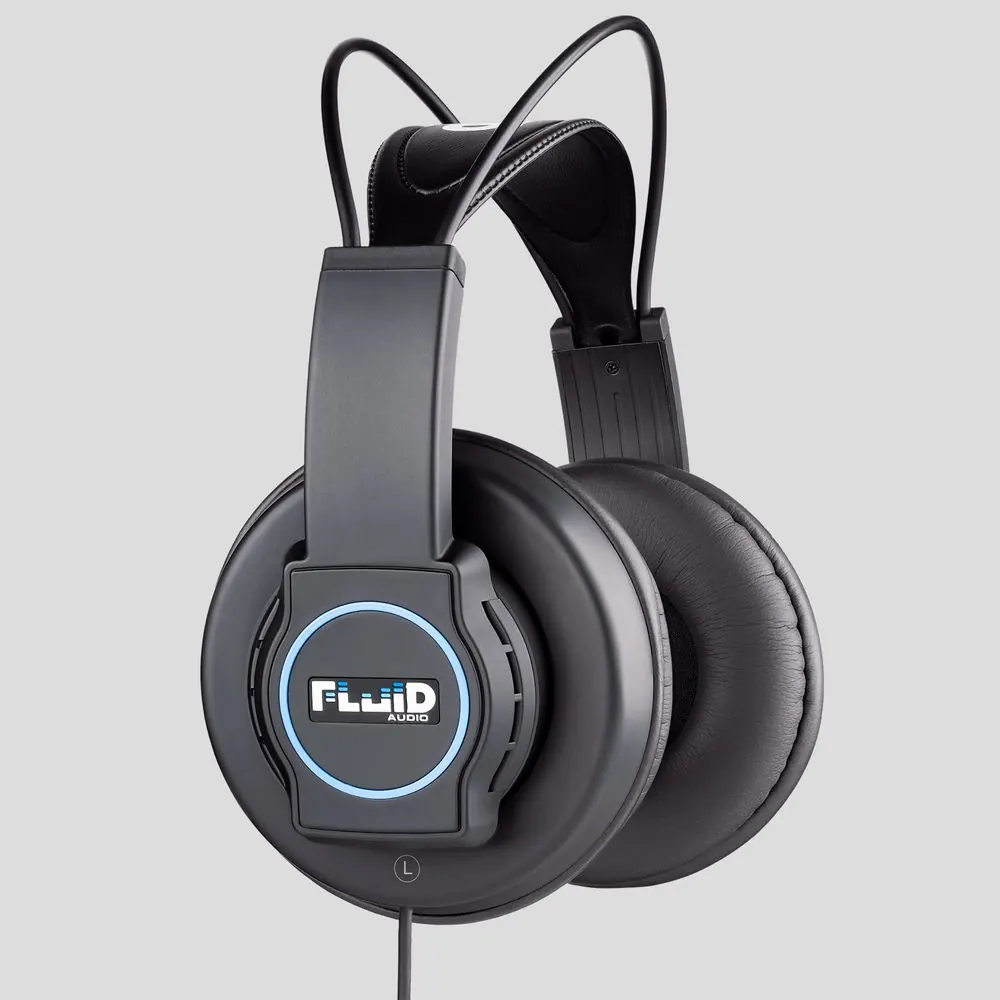 Headphones 5 – Produktfotografie für Studiokopfhörer auf Schwarz und Grau.