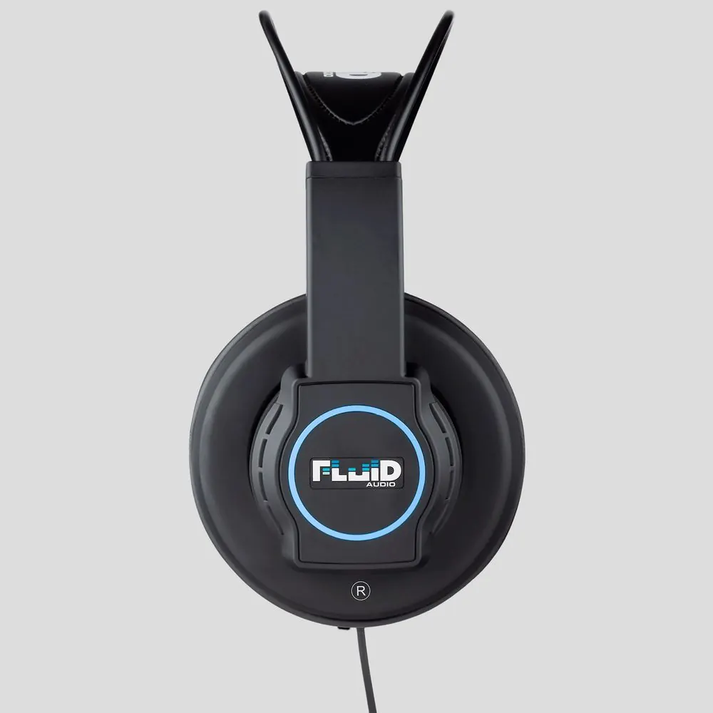 Headphones 6 – Produktfotografie für Studiokopfhörer auf Schwarz und Grau.