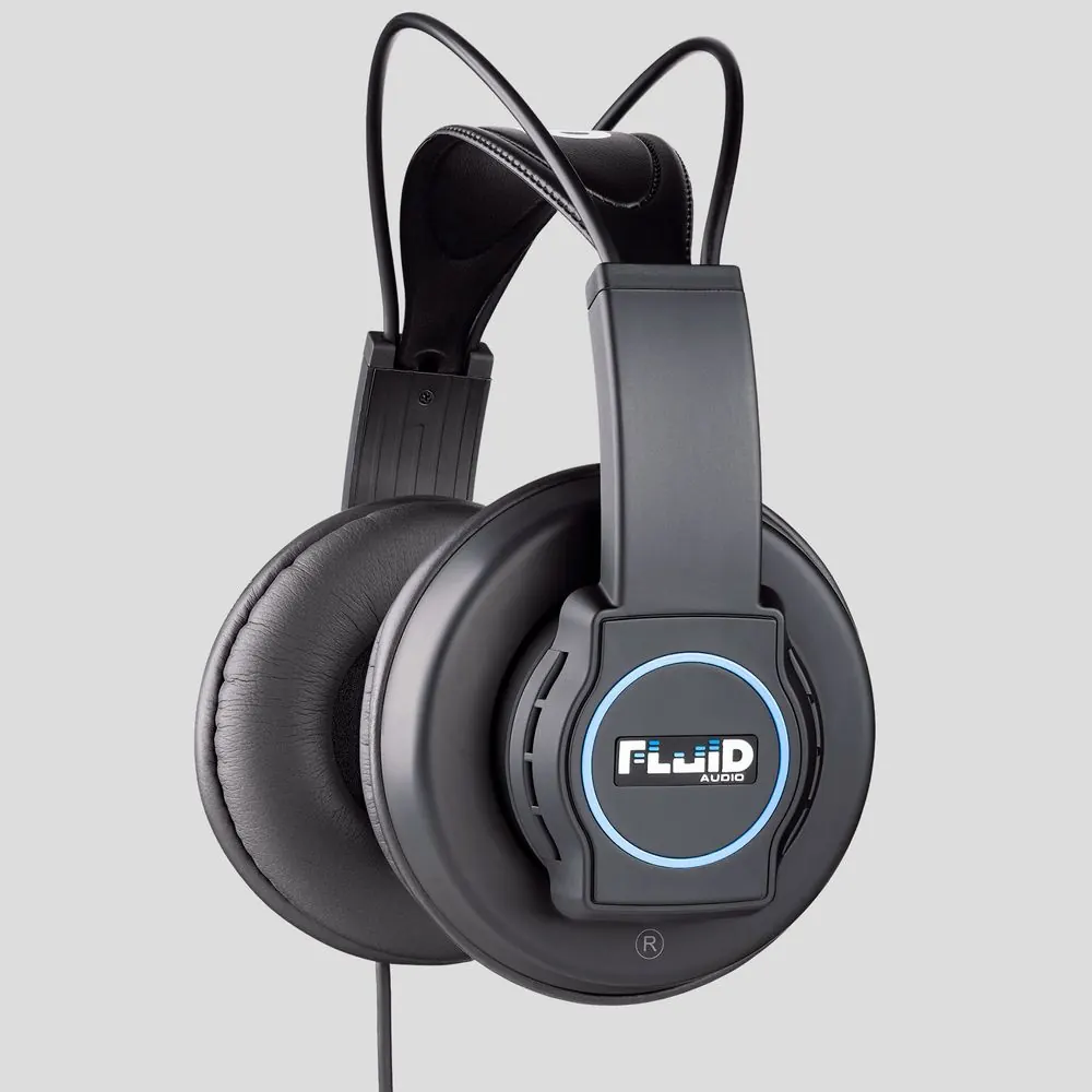 Headphones 7 – Produktfotografie für Studiokopfhörer auf Schwarz und Grau.