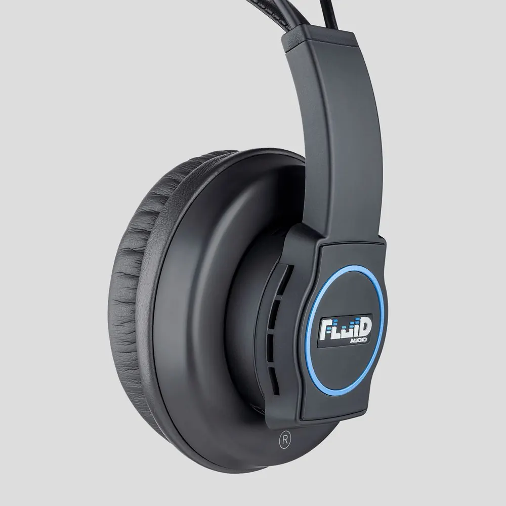 Headphones 8 – Produktfotografie für Studiokopfhörer auf Schwarz und Grau.
