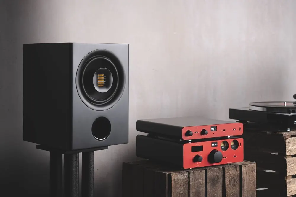 HiFi Speaker 3 – Produktfotografie für Lautsprecher: Studioaufnahmen auf Schwarz und In