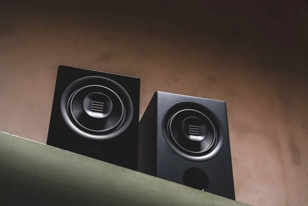 HiFi Speaker 7 – Produktfotografie für Lautsprecher: Studioaufnahmen auf Schwarz und In
