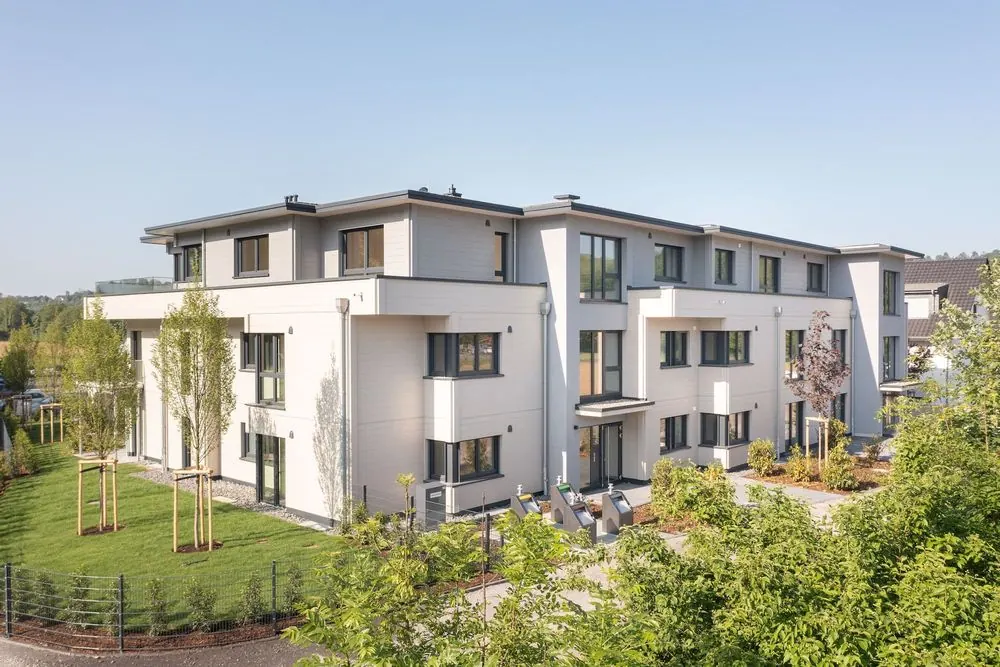 Holzbau – Mehrfamilienhaus in Holzbauweise: Fassade, Terrassen, Umgebung und Dachaufsicht 