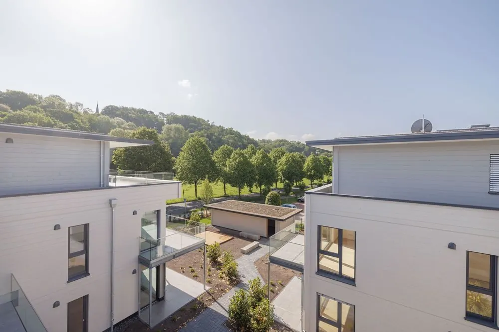 Holzbau 2 – Mehrfamilienhaus in Holzbauweise: Fassade, Terrassen, Umgebung und Dac