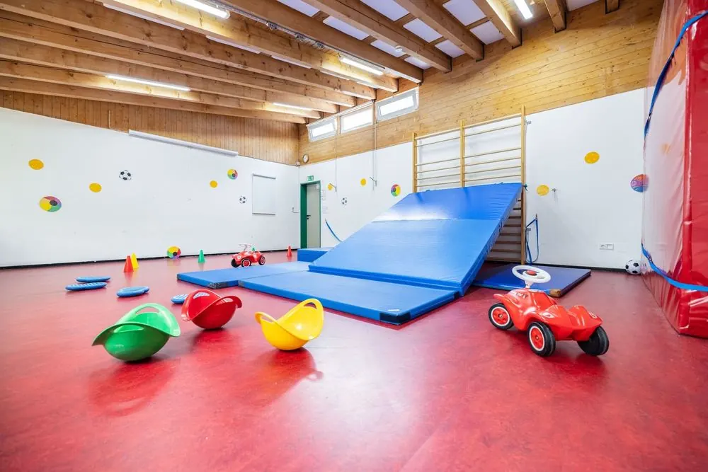 Kita – Kindertagesstätte mit Turnhalle: Gruppenräume, Bewegungsraum und Spielbereiche.