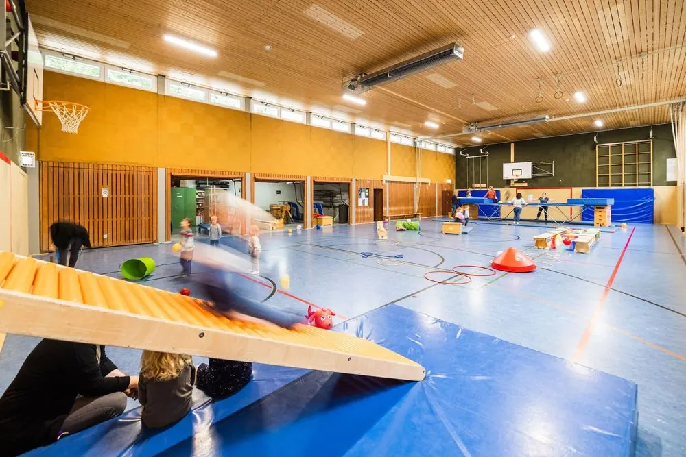 Kita 2 – Kindertagesstätte mit Turnhalle: Gruppenräume, Bewegungsraum und Spiel