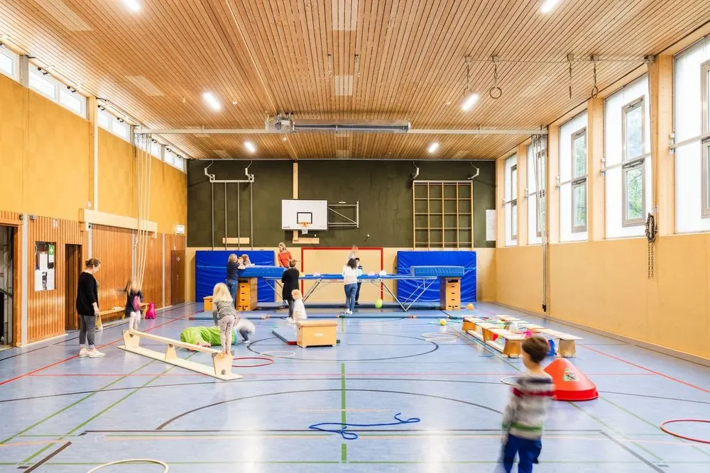 Kita 3 – Kindertagesstätte mit Turnhalle: Gruppenräume, Bewegungsraum und Spiel