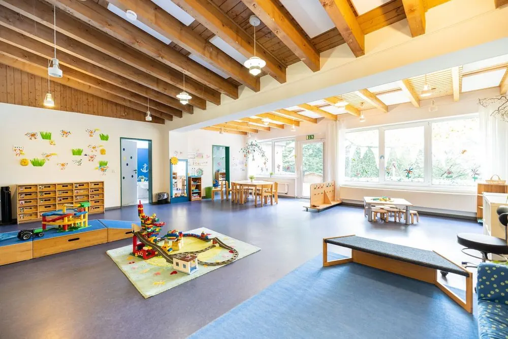 Kita 4 – Kindertagesstätte mit Turnhalle: Gruppenräume, Bewegungsraum und Spiel