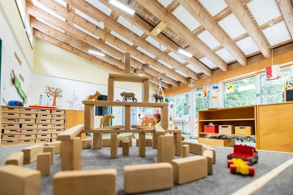 Kita 5 – Kindertagesstätte mit Turnhalle: Gruppenräume, Bewegungsraum und Spiel