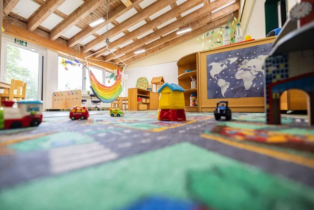 Kita 6 – Kindertagesstätte mit Turnhalle: Gruppenräume, Bewegungsraum und Spiel