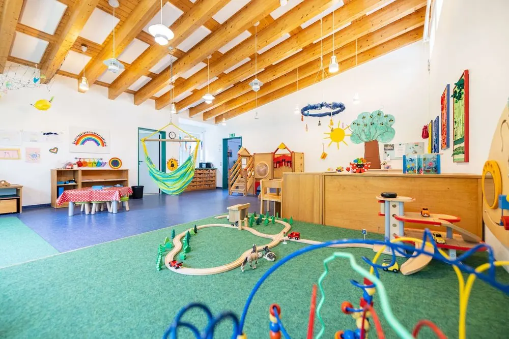Kita 7 – Kindertagesstätte mit Turnhalle: Gruppenräume, Bewegungsraum und Spiel
