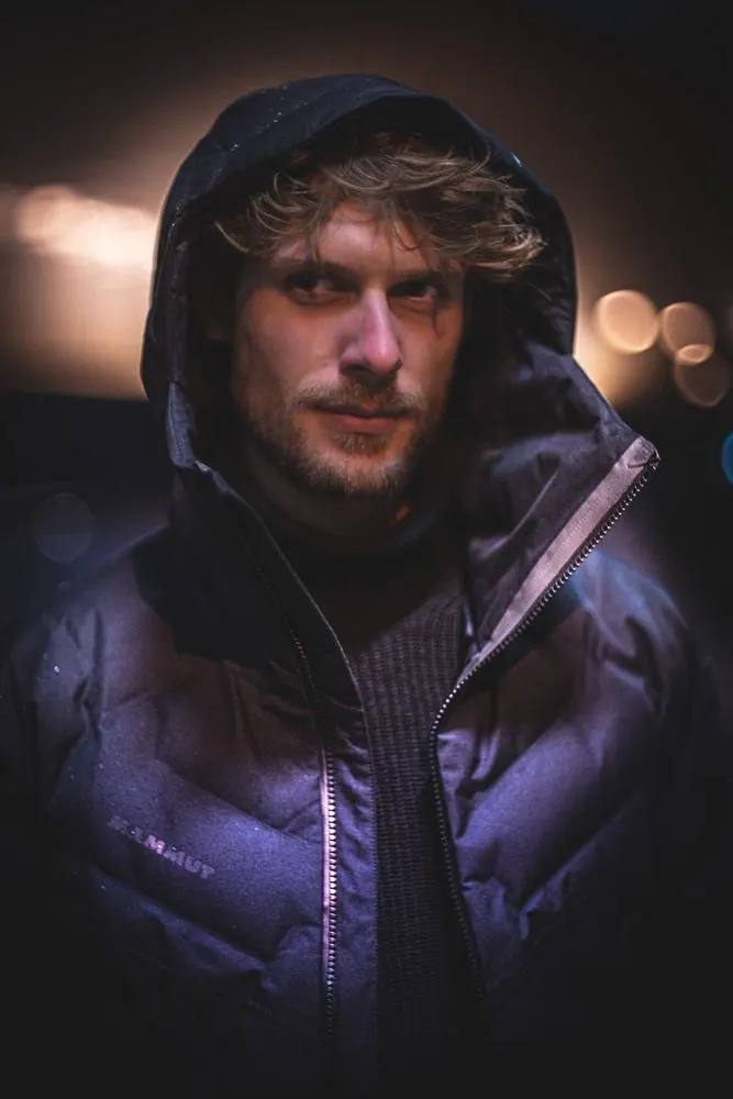Outdoor Jacket 2 – Nächtliche Modefotografie für eine Outdoor-Jacke in der Stadt.