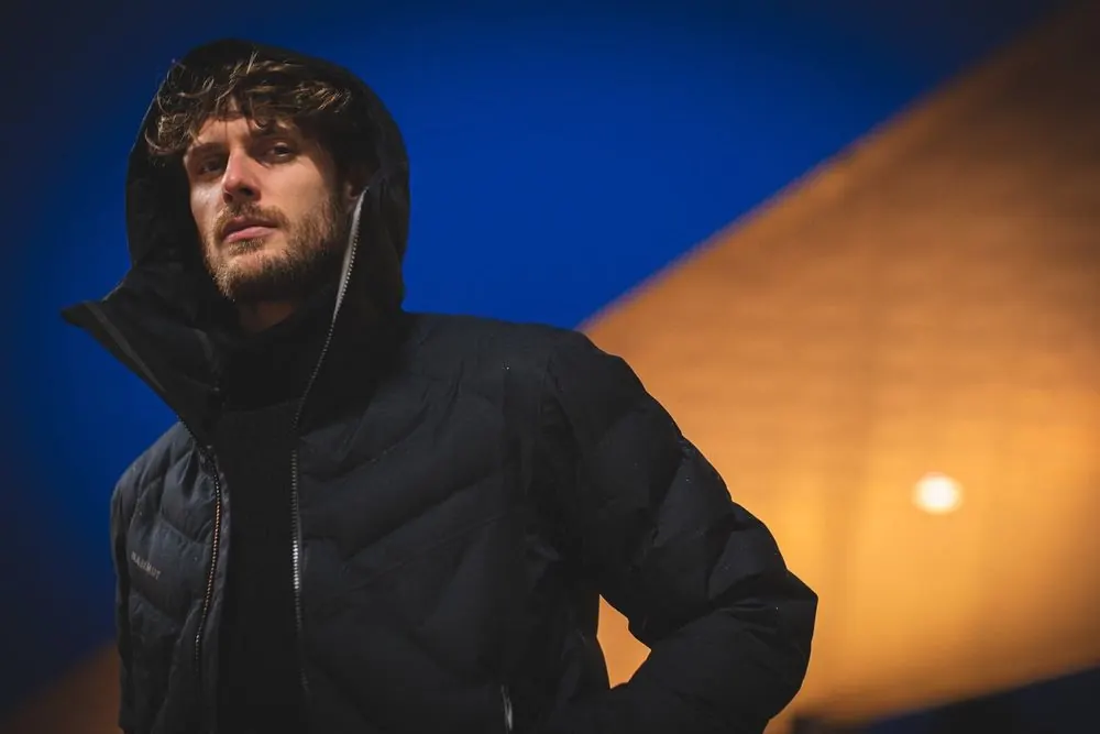 Outdoor Jacket 3 – Nächtliche Modefotografie für eine Outdoor-Jacke in der Stadt.