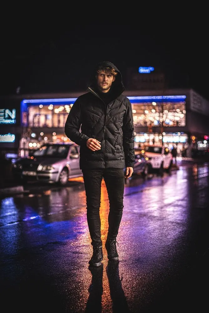 Outdoor Jacket 4 – Nächtliche Modefotografie für eine Outdoor-Jacke in der Stadt.