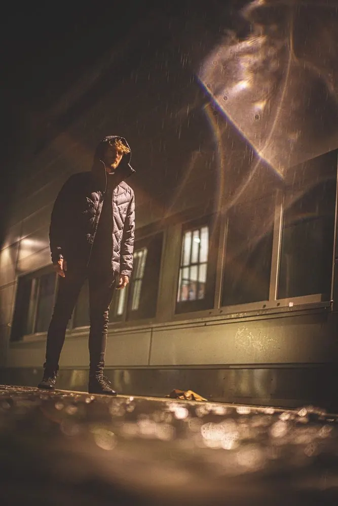Outdoor Jacket 5 – Nächtliche Modefotografie für eine Outdoor-Jacke in der Stadt.