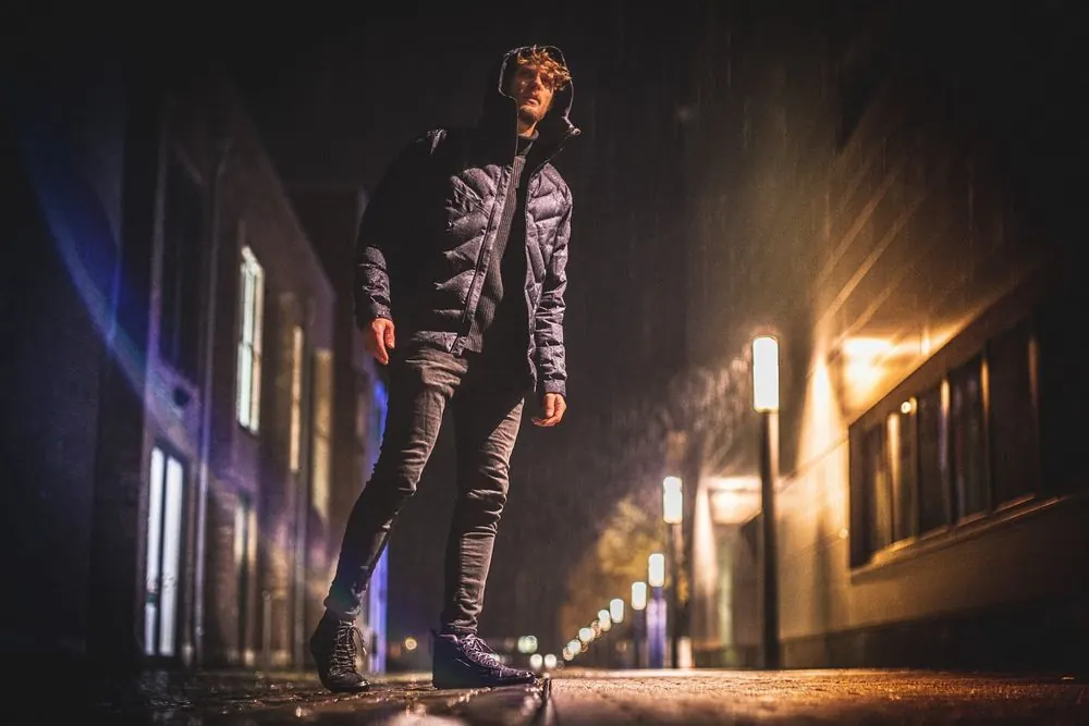 Outdoor Jacket 6 – Nächtliche Modefotografie für eine Outdoor-Jacke in der Stadt.