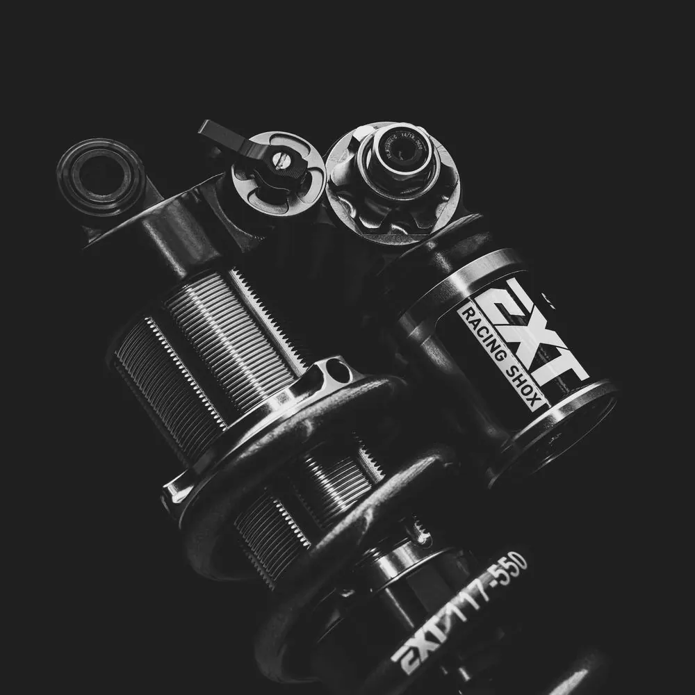 Racing Shox 2 – Produktfotografie für Mountainbike-Dämpfer: Studio, Holz und Waldboden