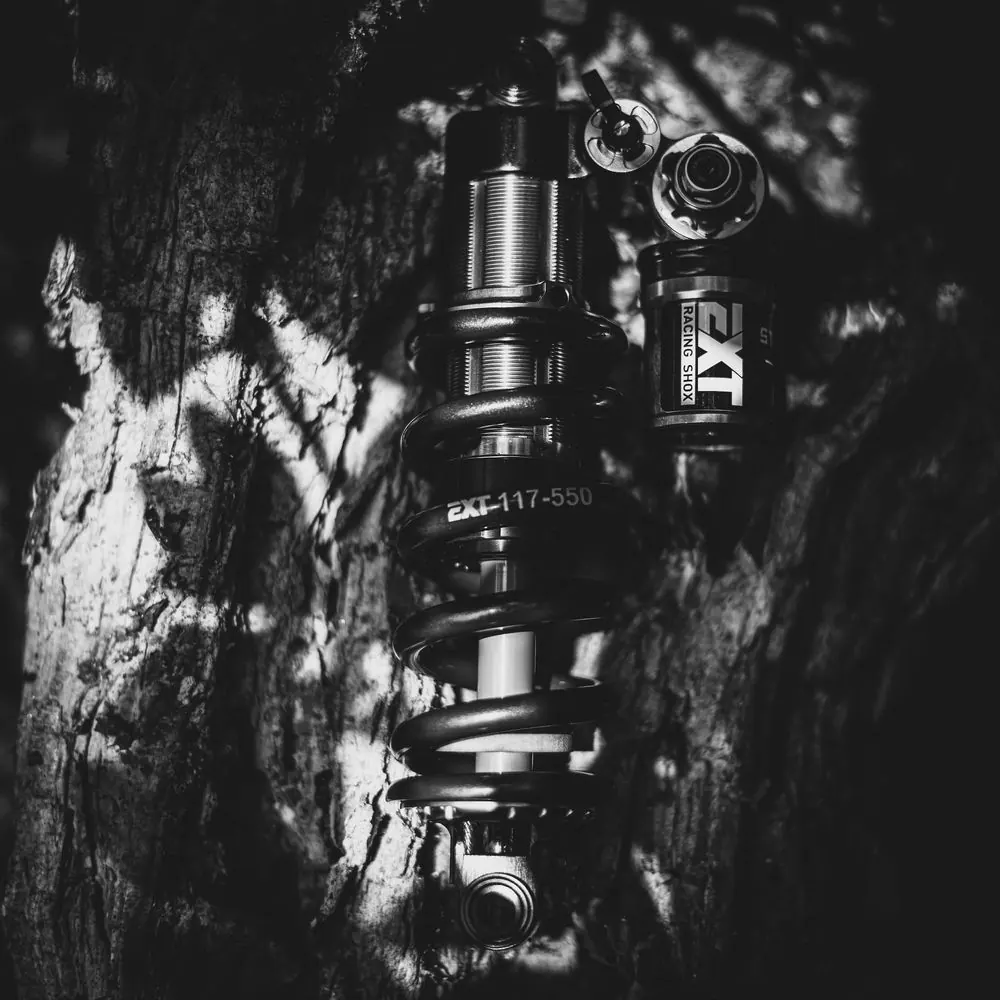 Racing Shox 3 – Produktfotografie für Mountainbike-Dämpfer: Studio, Holz und Waldboden