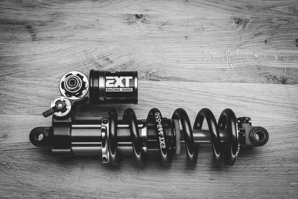 Racing Shox 4 – Produktfotografie für Mountainbike-Dämpfer: Studio, Holz und Waldboden