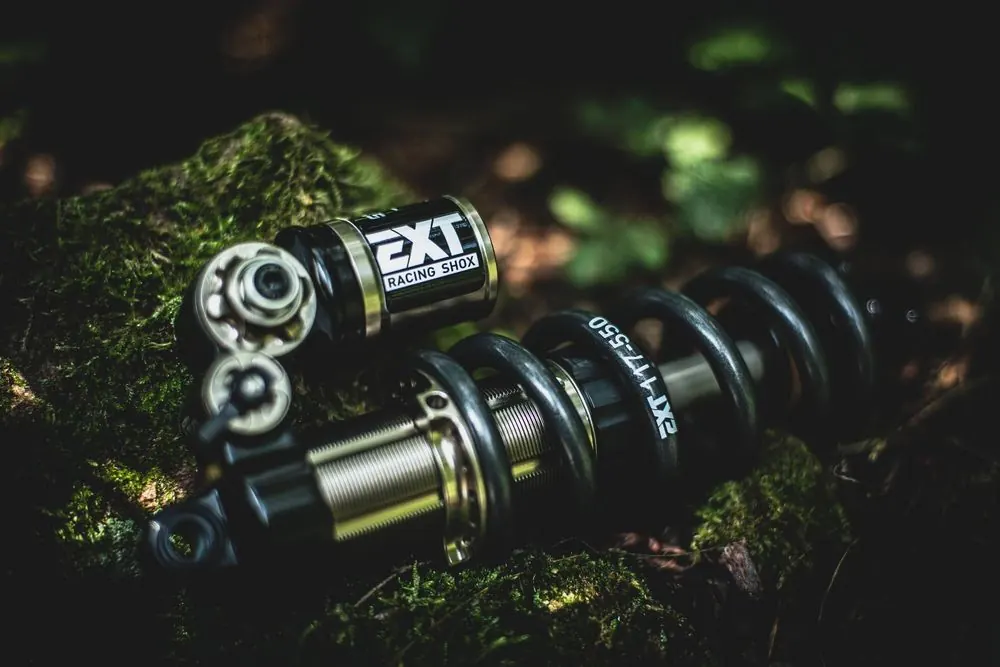 Racing Shox 5 – Produktfotografie für Mountainbike-Dämpfer: Studio, Holz und Waldboden