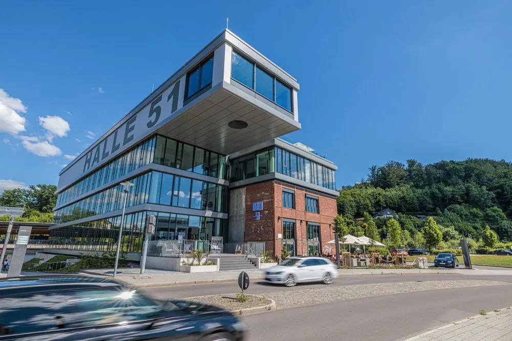 Restaurant – Restaurant mit Dachterrasse: Gastraum, Fensterfront, Außenansicht des Gebäudes u