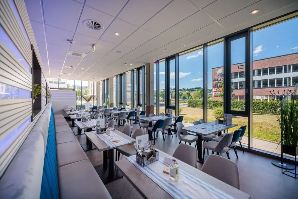 Restaurant 2 – Restaurant mit Dachterrasse: Gastraum, Fensterfront, Außenansicht des 
