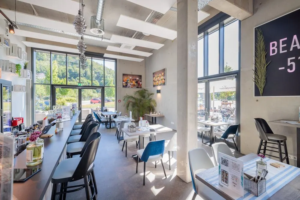 Restaurant 4 – Restaurant mit Dachterrasse: Gastraum, Fensterfront, Außenansicht des 